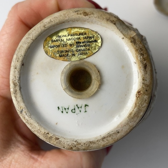 Vintage Country Charm Large Salt and Pepper Shakers - Picture 12 of 14